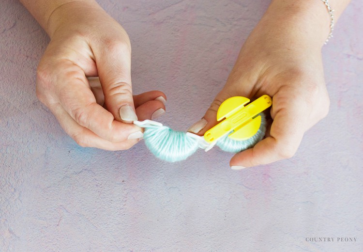 DIY Pom-Pom Lamp Shade with Clover's Pom-Pom Maker - Country Peony Blog