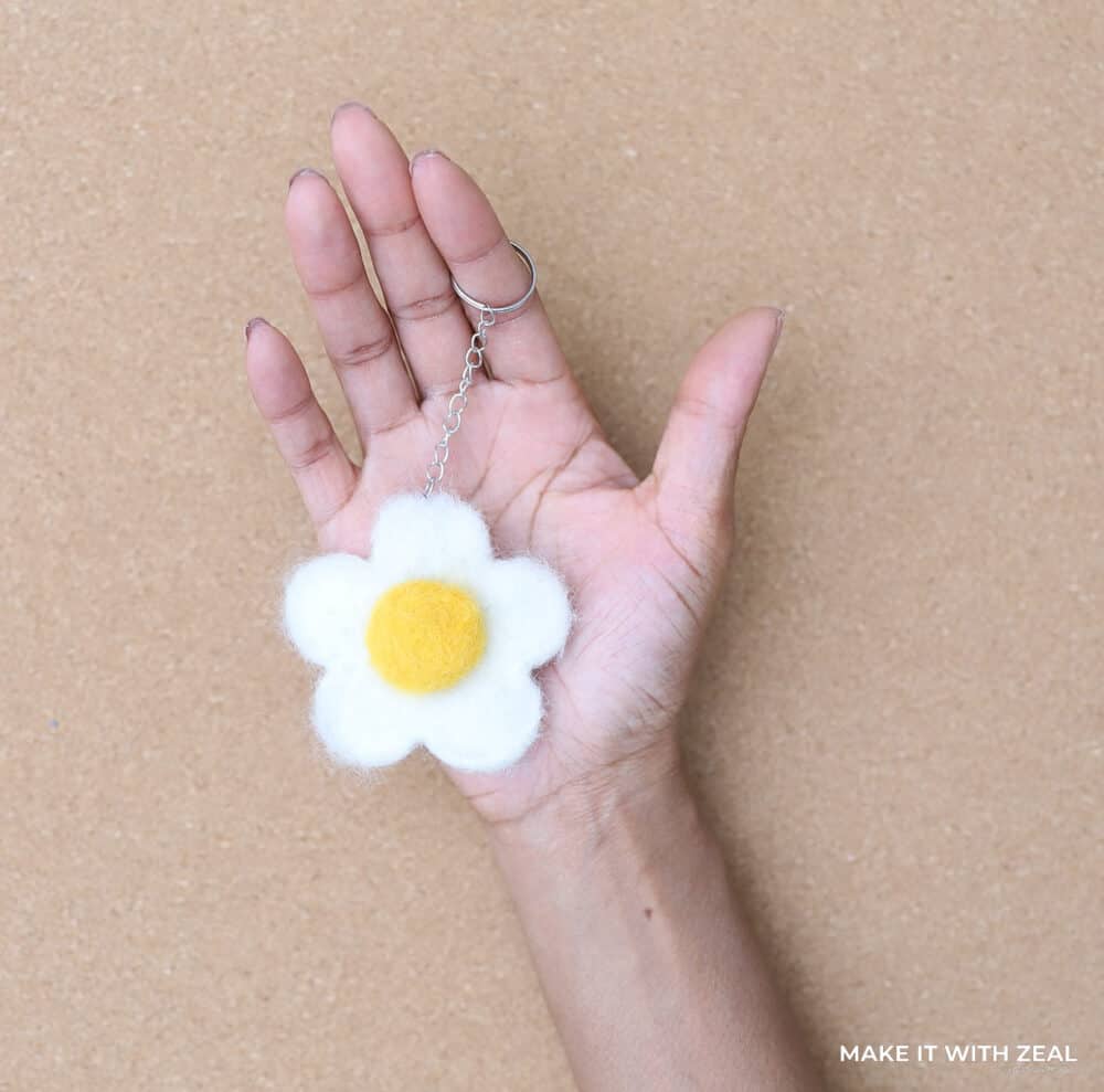 Needle Felted Daisy Keychain by Danielle Webb @sprinklesofzeal #needlefeltproject